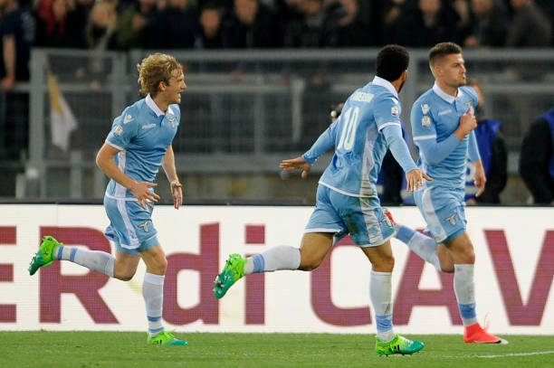 他用微妙的 他用微妙的